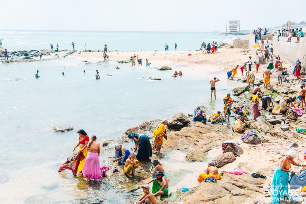 bain dans la mer en inde du sud &agrave; kanyakumari