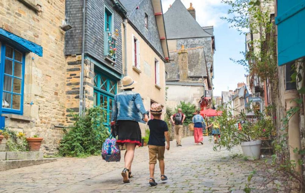 visiter Vitr&eacute;