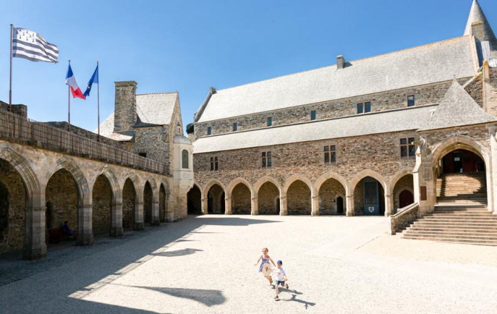 visiter Vitr&eacute;