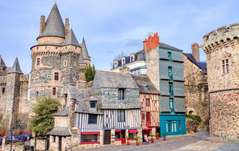 visiter Vitr&eacute;