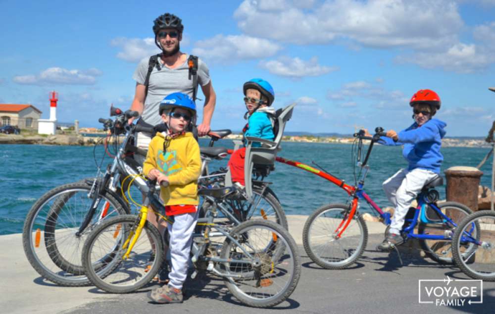 cyclotourisme en famille : l'&eacute;quipement pour enfant et enfant handicap&eacute;