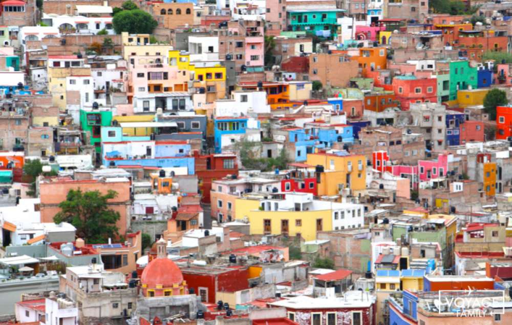 Vue sur les maisons color&eacute;es de la ville coloniale de Guanajuato Mexique