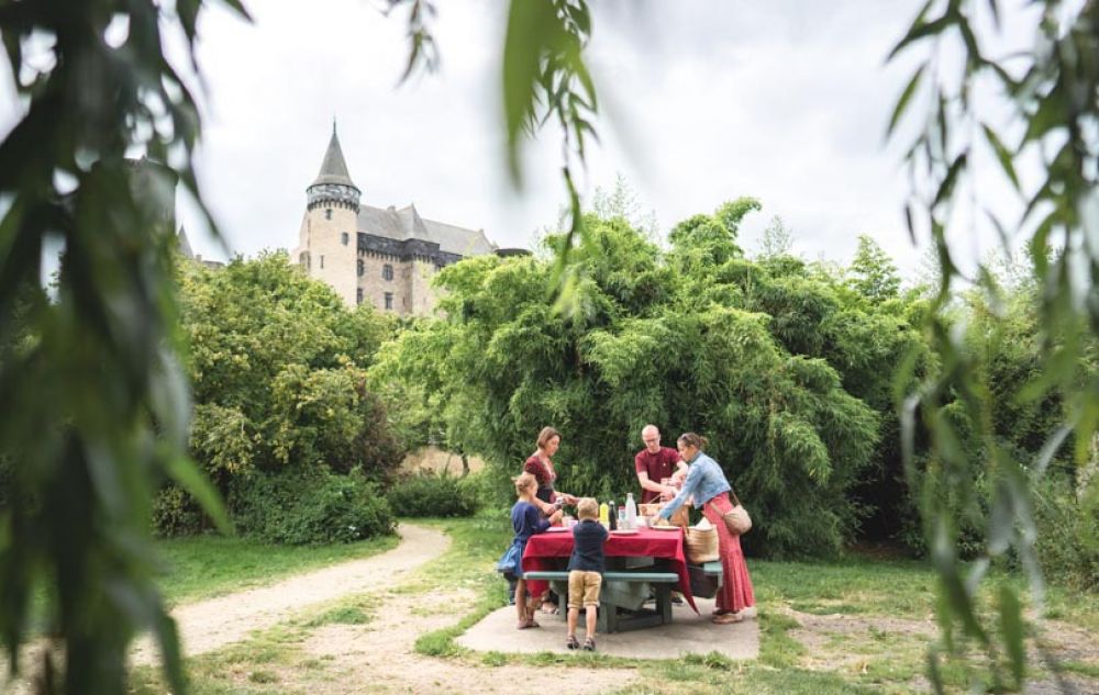 visiter Vitr&eacute;