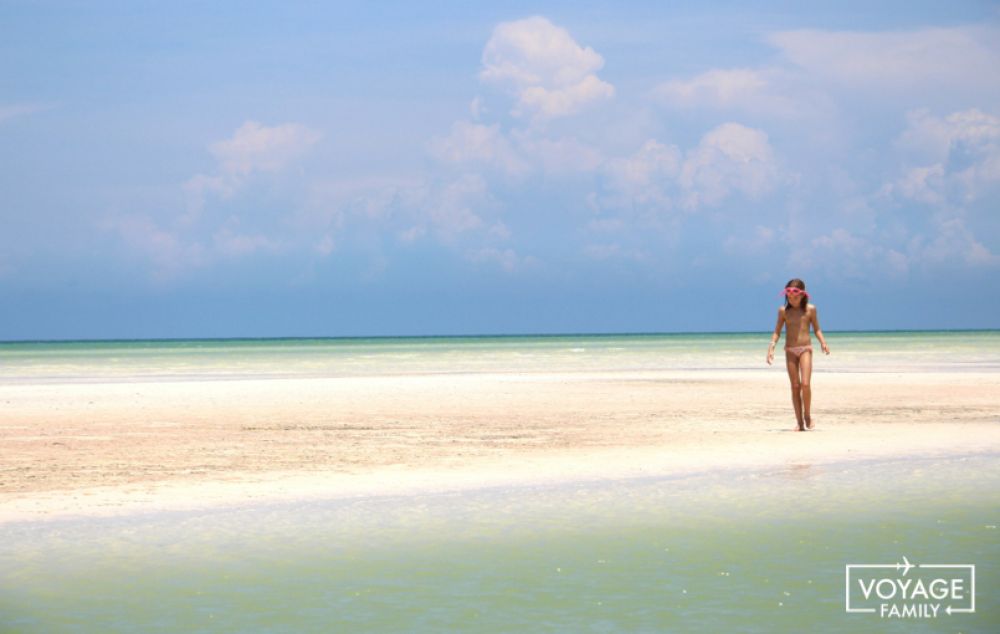 enfants et famille &agrave; Holbox au mexique