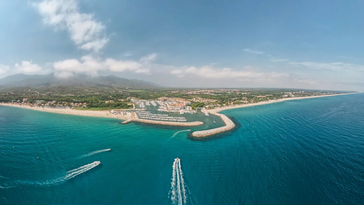 Le port d'Argel&egrave;s-sur-Mer avec le massif des Alb&egrave;res en arri&egrave;re-plan
