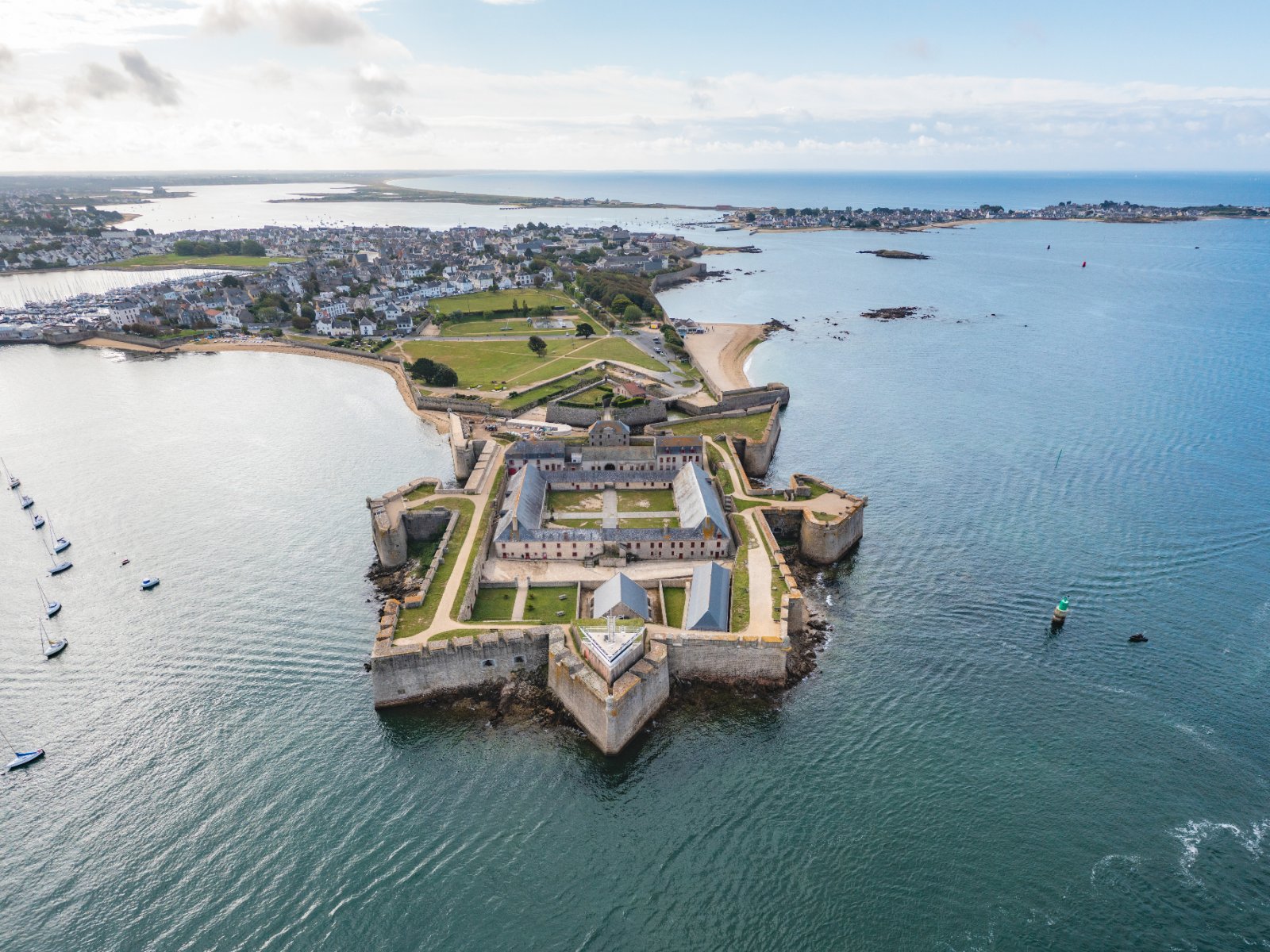 Vue a&eacute;rienne de la Citadelle de Port-Louis face &agrave; la rade de Lorient