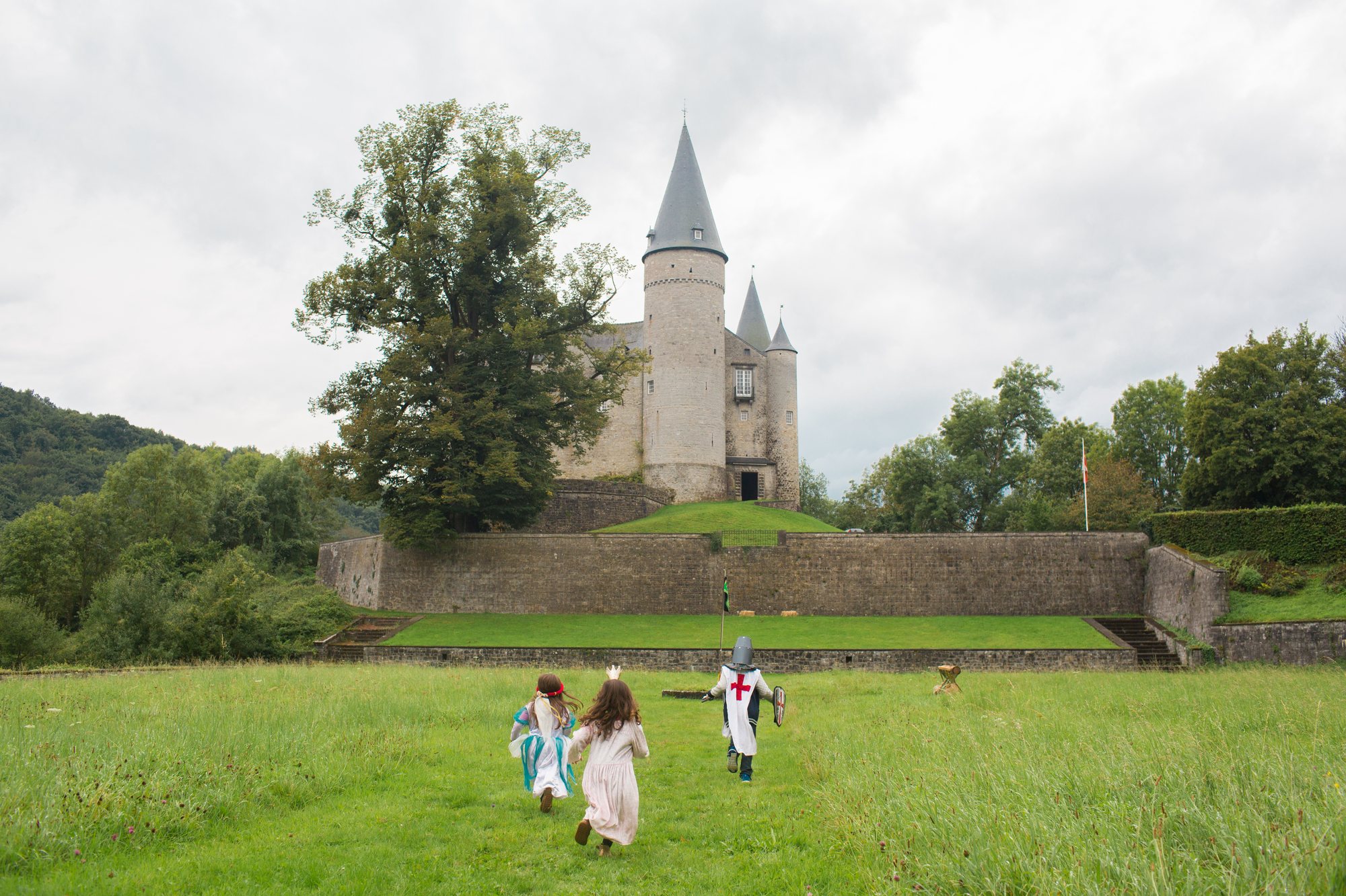 Enfants déguisés en princesses et chevalier devant le château de Vêves