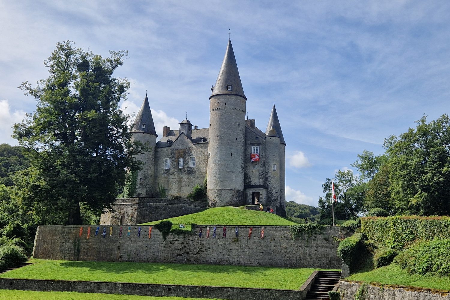 Le ch&acirc;teau de V&ecirc;ves, pr&egrave;s de Dinant