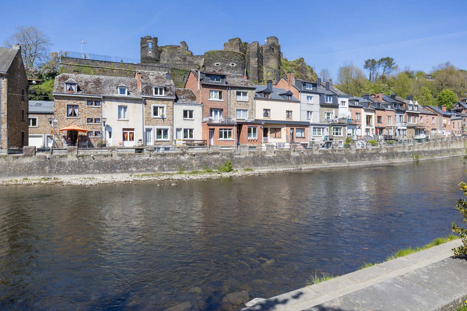 La Roche-en-Ardenne, son ch&acirc;teau f&eacute;odal et l'Ourthe