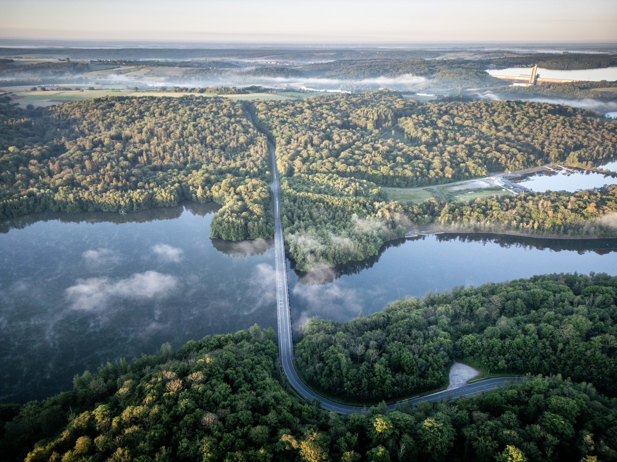 Vue aérienne des Lacs de l'Eau d'Heure au lever du jour