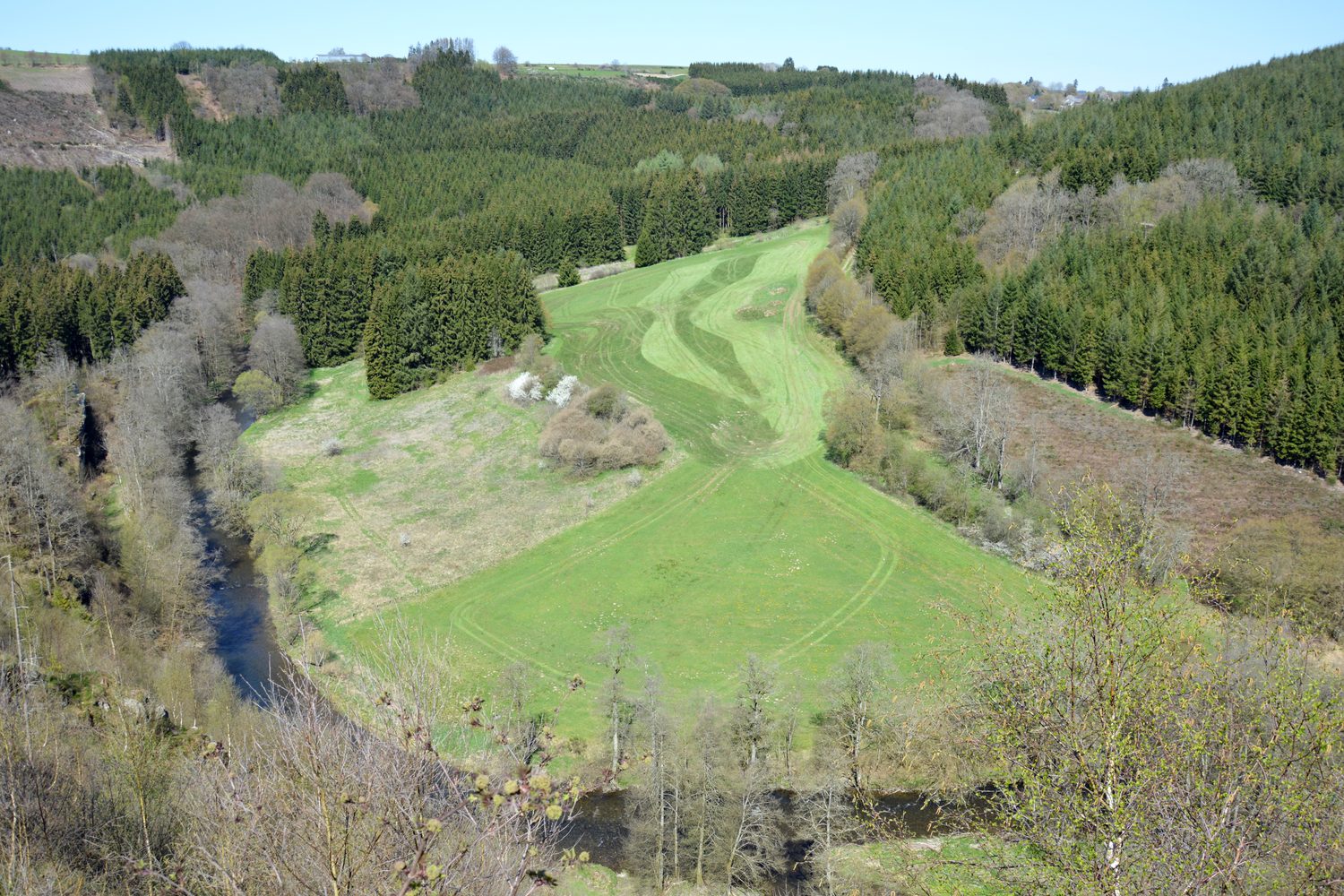 La vall&eacute;e de l'Ourthe pr&egrave;s de Houffalize, en Ardenne