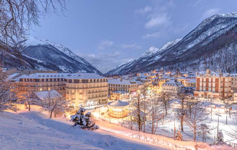 Ville station de ski sous la neige dans les pyrenees