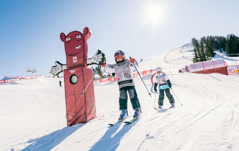 Enfants sur les pistes de ski dans les pyrenees
