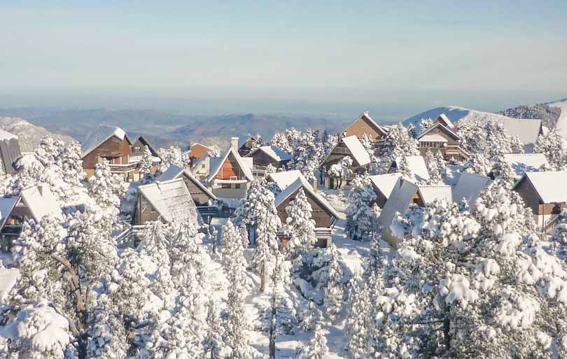 Chalets de station de ski des Pyrenees sous la neige