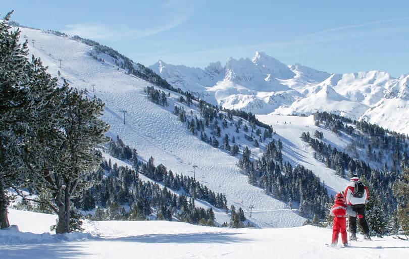 Famille sur les pistes dans une station des pyrenees
