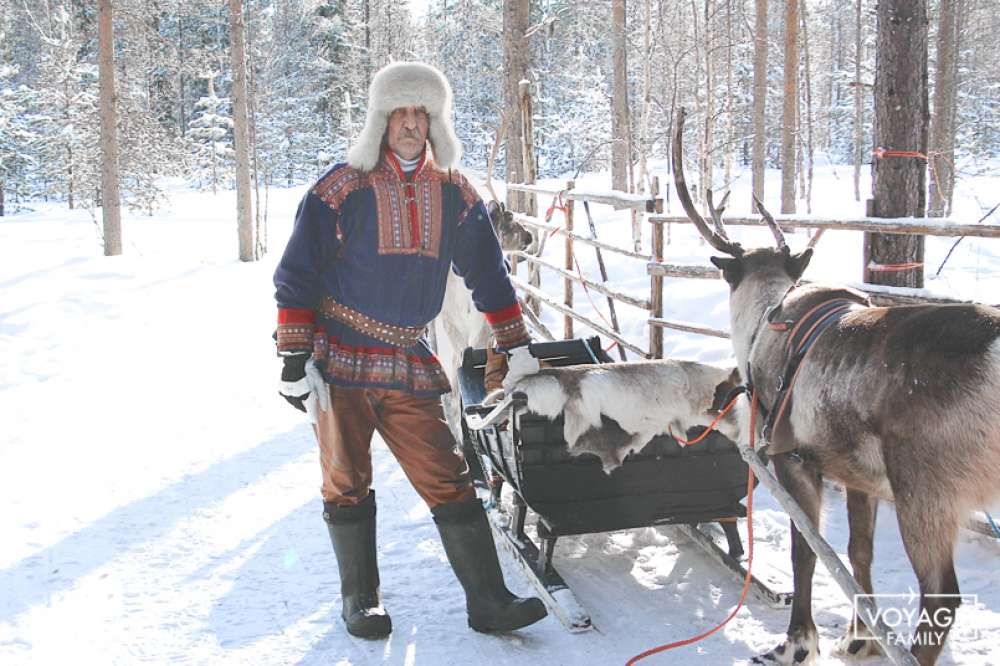 sami avec un renne ferme laponie