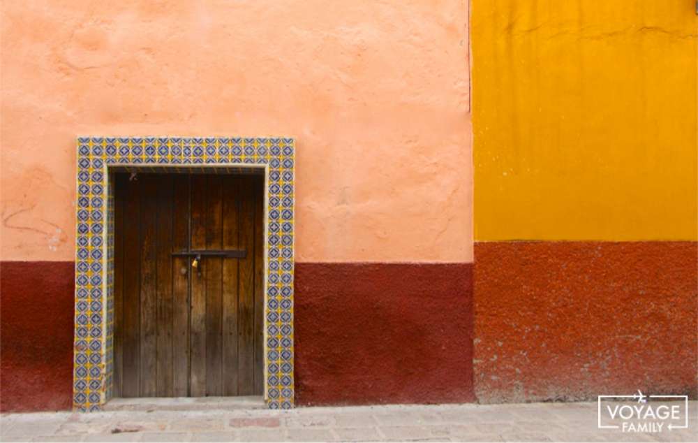 Facades colorées dans les ruelles de guanajuato mexique