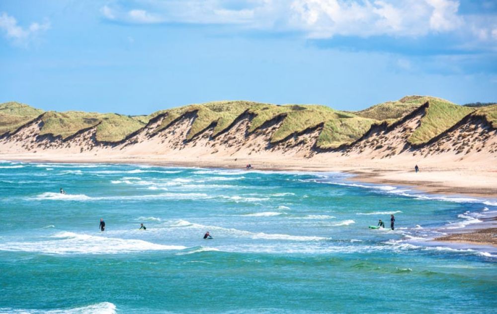 garçons heureux faisant un château de sable sur la plage