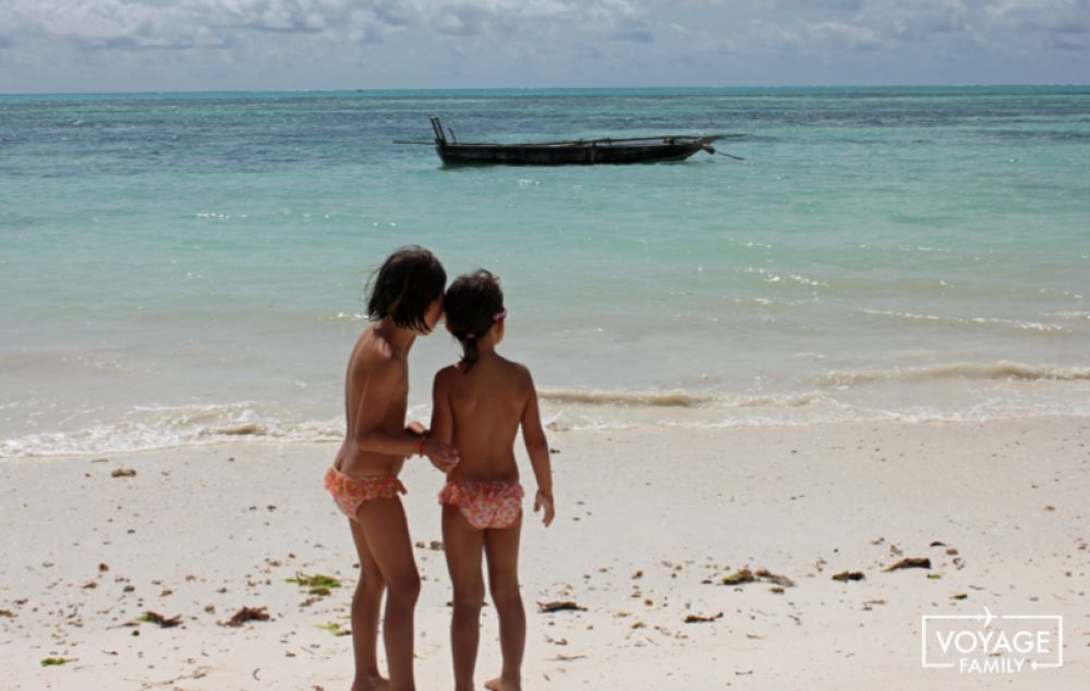 baignade enfants plage zanzibar tanzanie