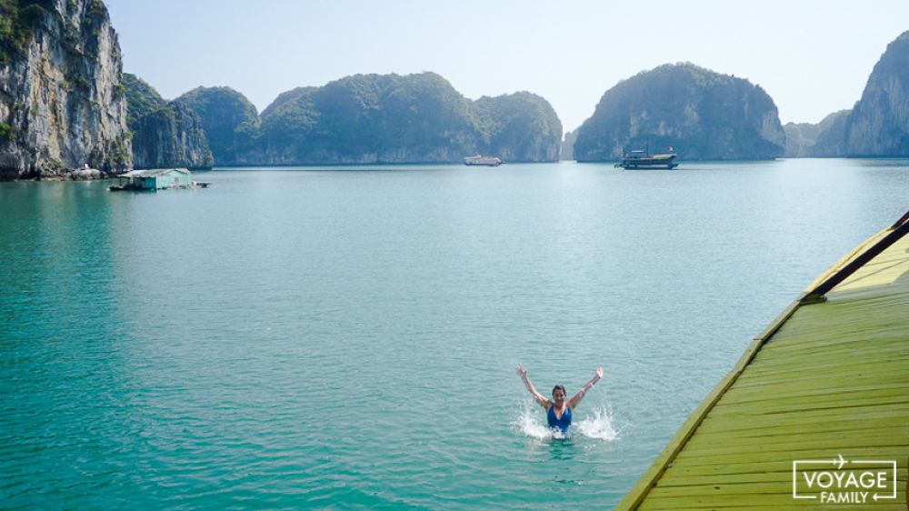 baignade baie halong vietnam famille