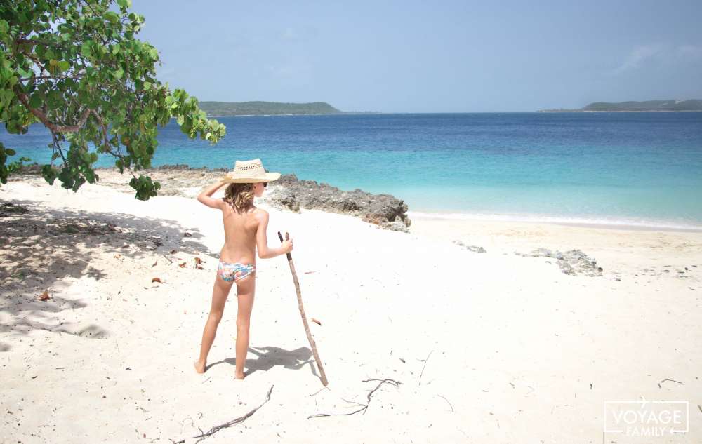 plage cayo saetia à cuba avec un enfant