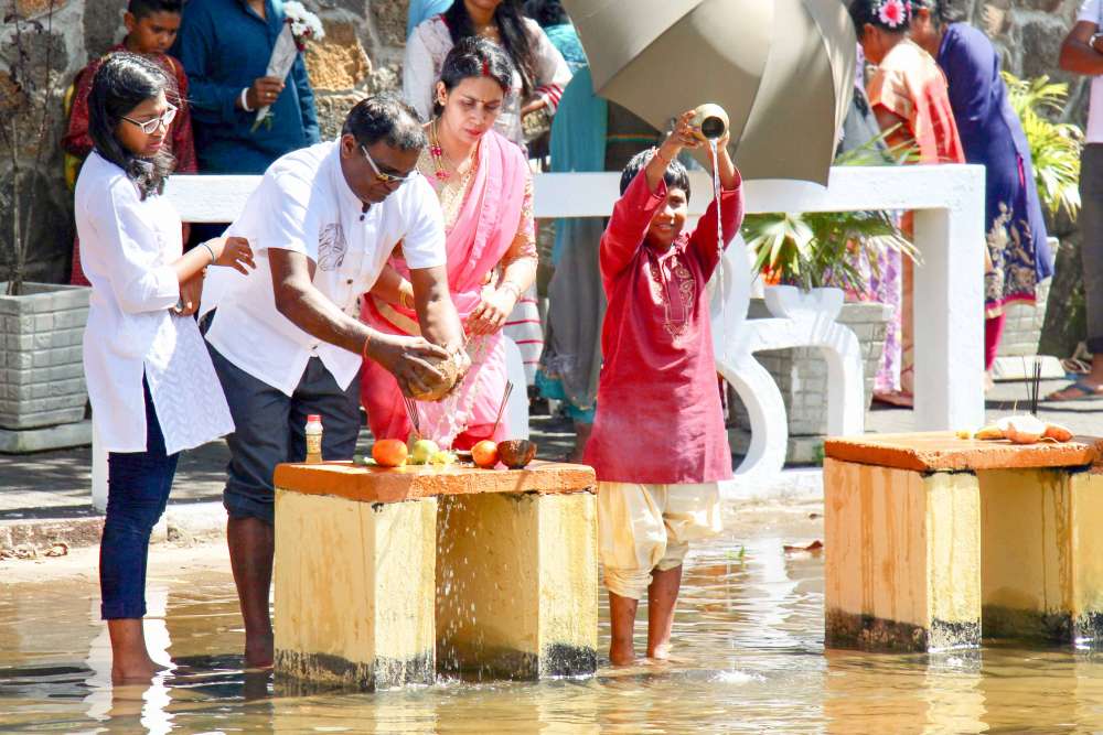 Fête indoue à Grand Bassin à l'île Maurice en famille