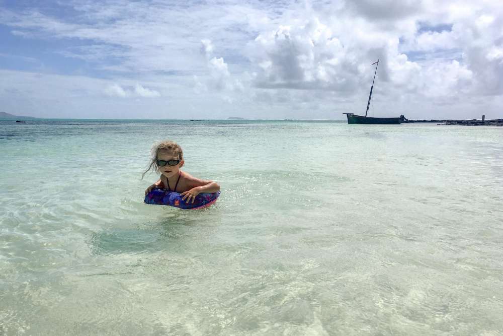 mer turquoise et baignade enfant lors d'un voyage à l'île Maurice en famille
